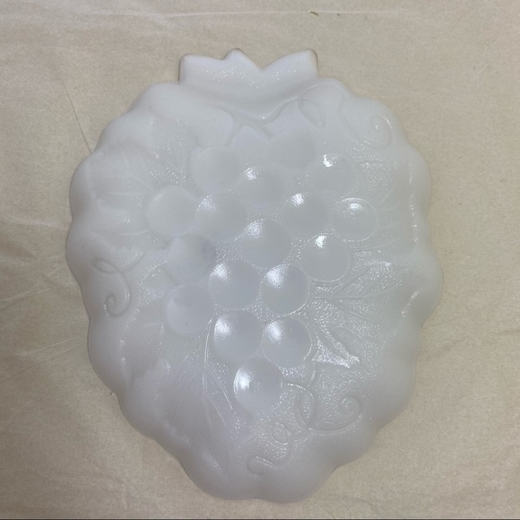 VTG Hazel Atlas Grape shaped Milk Glass Dish - Picture 6 of 10